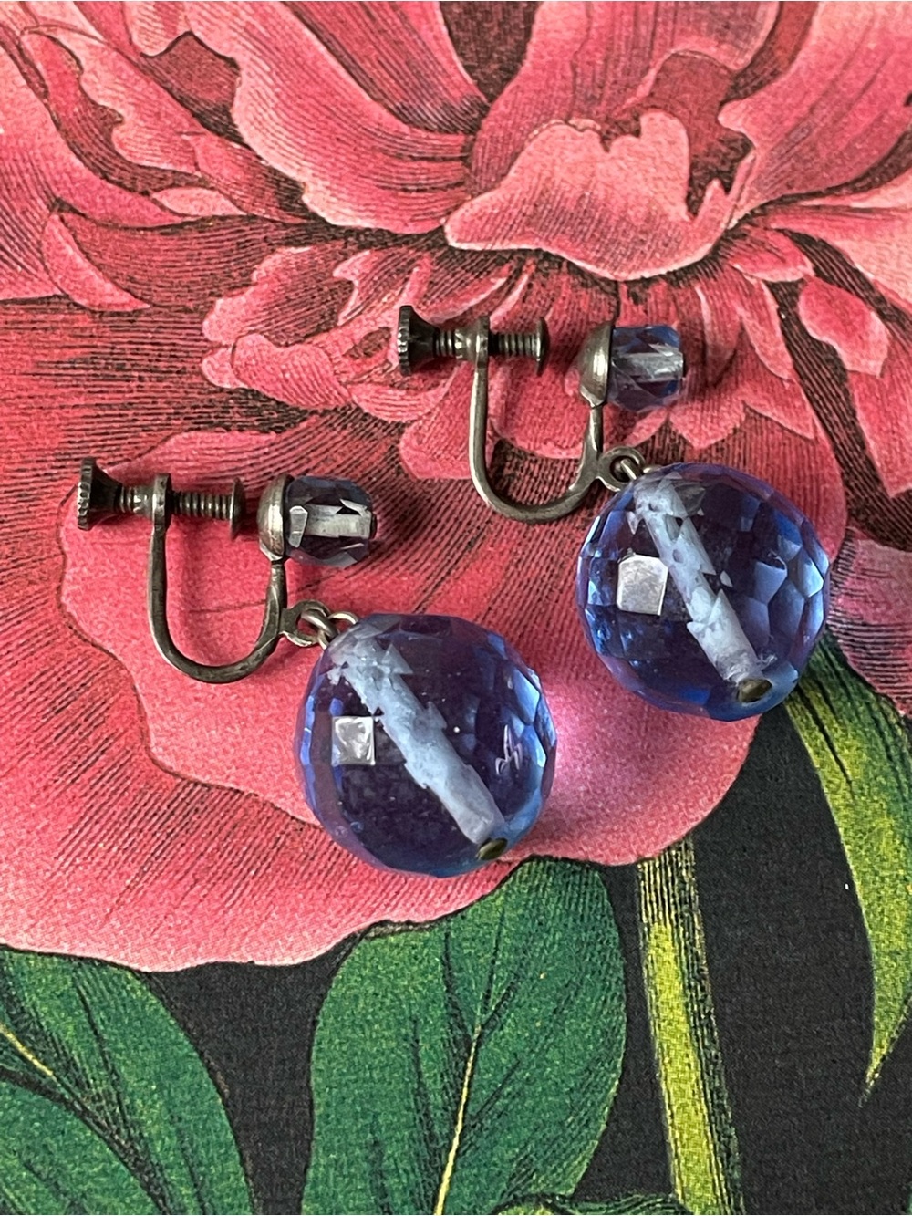 Gorgeous vtg faceted blue glass orb & stamped sterling silver screwback earrings